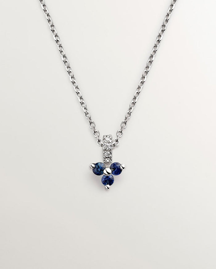 Colgante de oro blanco de 9K con zafiros azules y diamantes