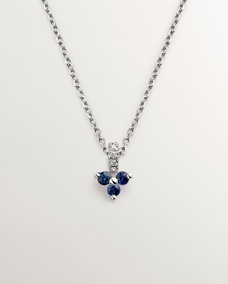 Colgante de oro blanco de 9K con zafiros azules y diamantes