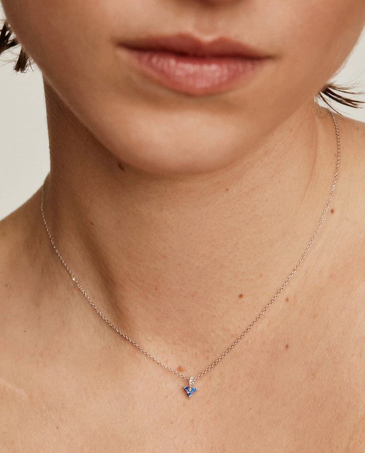 Colgante de oro blanco de 9K con zafiros azules y diamantes