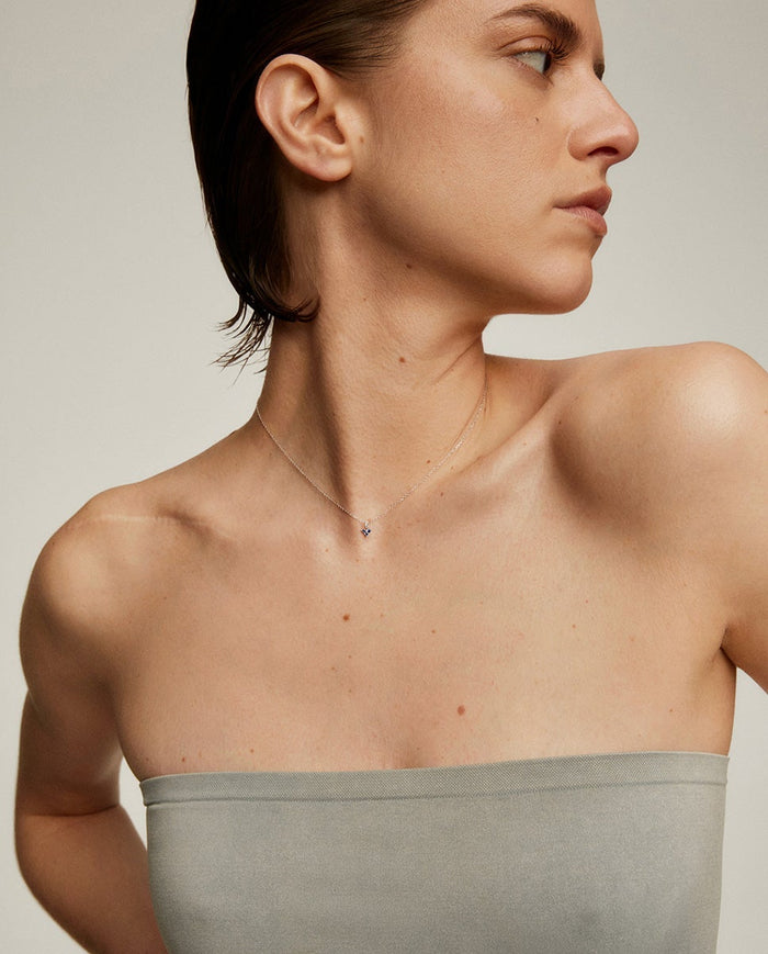 Colgante de oro blanco de 9K con zafiros azules y diamantes