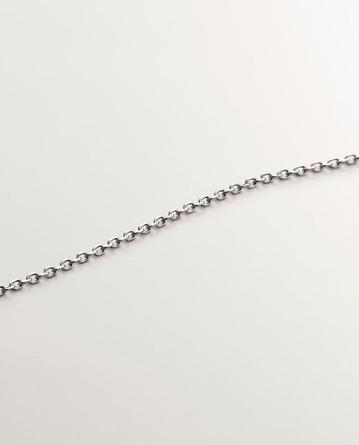 Colgante de oro blanco de 9K con zafiros azules y diamantes