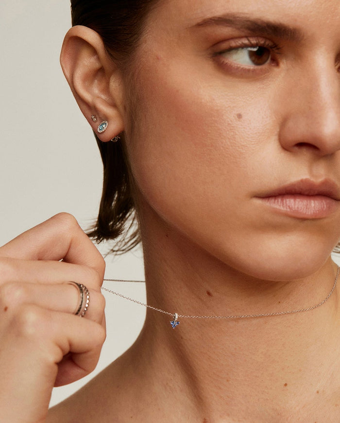 Colgante de oro blanco de 9K con zafiros azules y diamantes