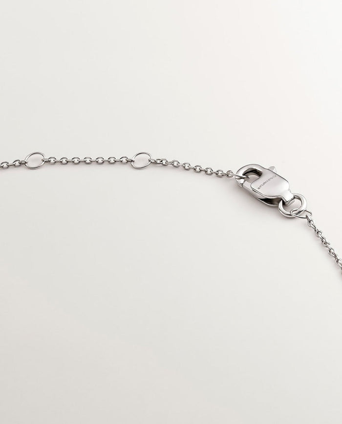 Colgante de oro blanco de 9K con zafiros azules y diamantes