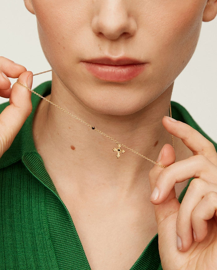 Colgante de plata 925 bañada en oro amarillo de 18K con cruz pequeña y espinelas