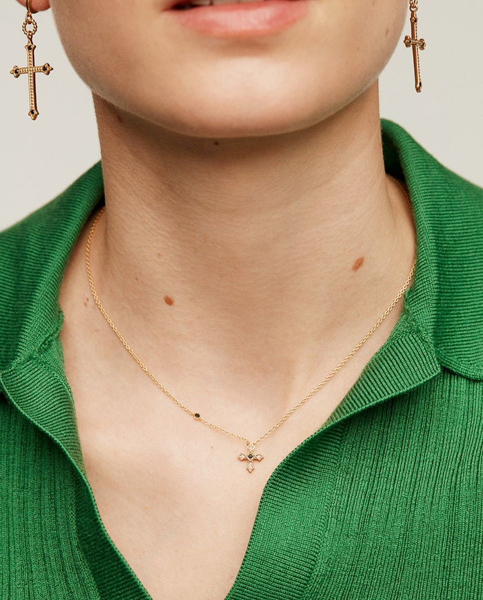 Colgante de plata 925 bañada en oro amarillo de 18K con cruz pequeña y espinelas