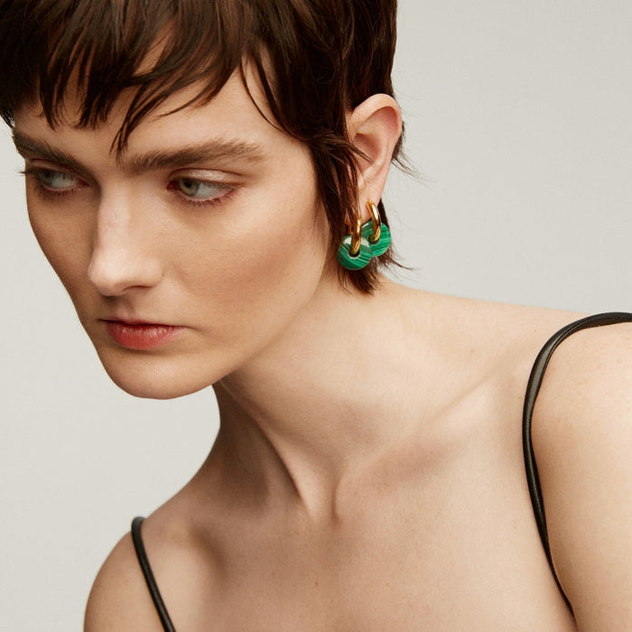 Pendientes de aro mediano de plata 925 bañada en oro amarillo de 18K con malaquita verde