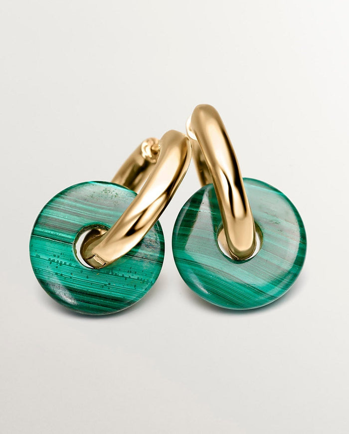 Pendientes de aro mediano de plata 925 bañada en oro amarillo de 18K con malaquita verde