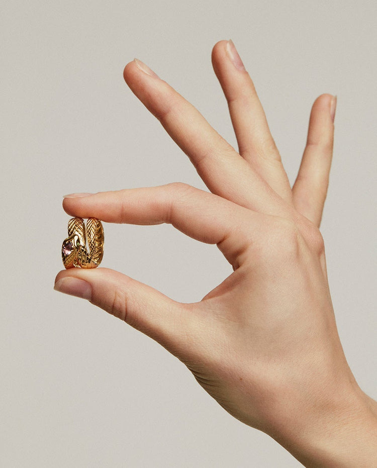 Anillo ancho de plata 925 bañada en oro amarillo de 18K con forma de serpiente y amatista morada y tsavoritas verdes