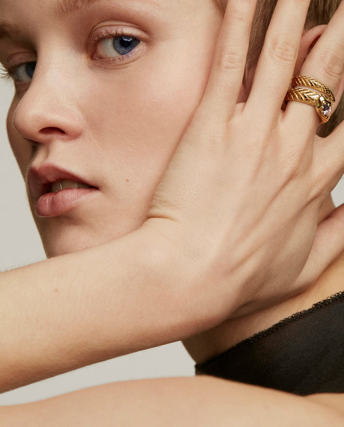 Anillo ancho de plata 925 bañada en oro amarillo de 18K con forma de serpiente y amatista morada y tsavoritas verdes