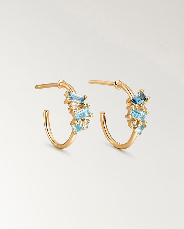 Pendientes de aro pequeños de plata 925 bañada en oro amarillo de 18K con topacios azules y blancos
