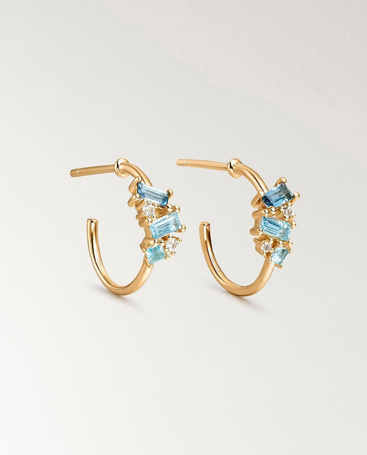 Pendientes de aro pequeños de plata 925 bañada en oro amarillo de 18K con topacios azules y blancos
