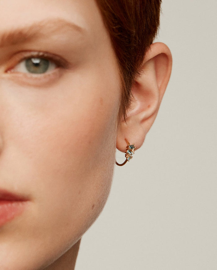 Pendientes de aro pequeños de plata 925 bañada en oro amarillo de 18K con topacios azules y blancos