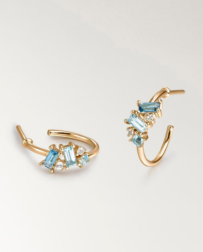 Pendientes de aro pequeños de plata 925 bañada en oro amarillo de 18K con topacios azules y blancos