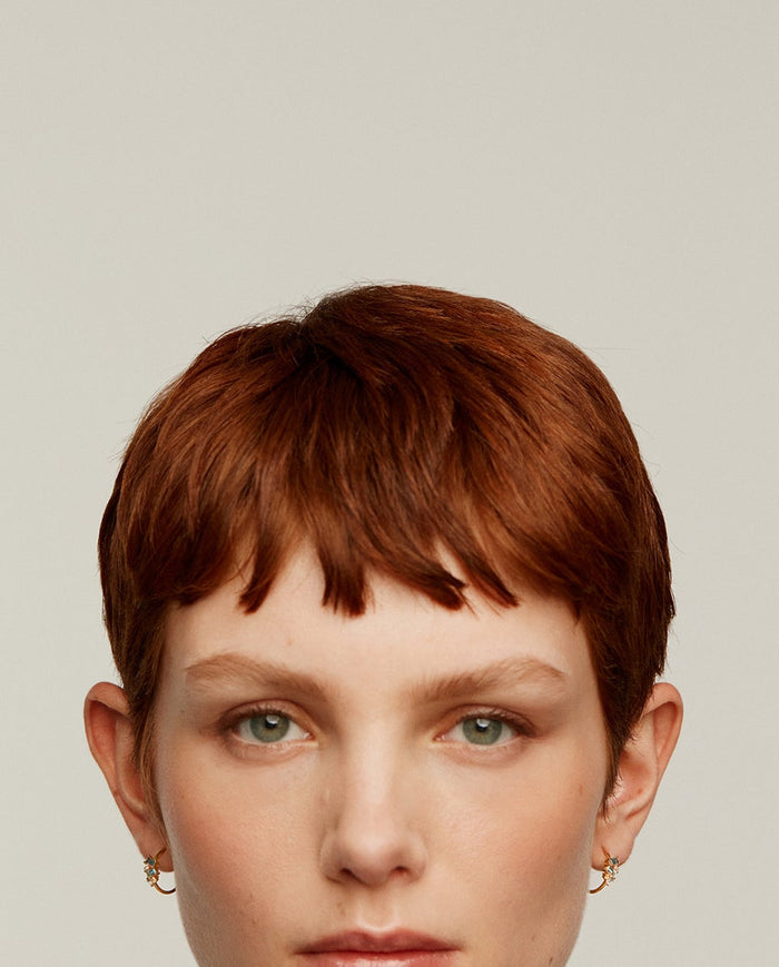 Pendientes de aro pequeños de plata 925 bañada en oro amarillo de 18K con topacios azules y blancos