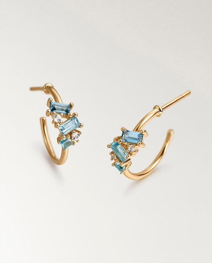 Pendientes de aro pequeños de plata 925 bañada en oro amarillo de 18K con topacios azules y blancos
