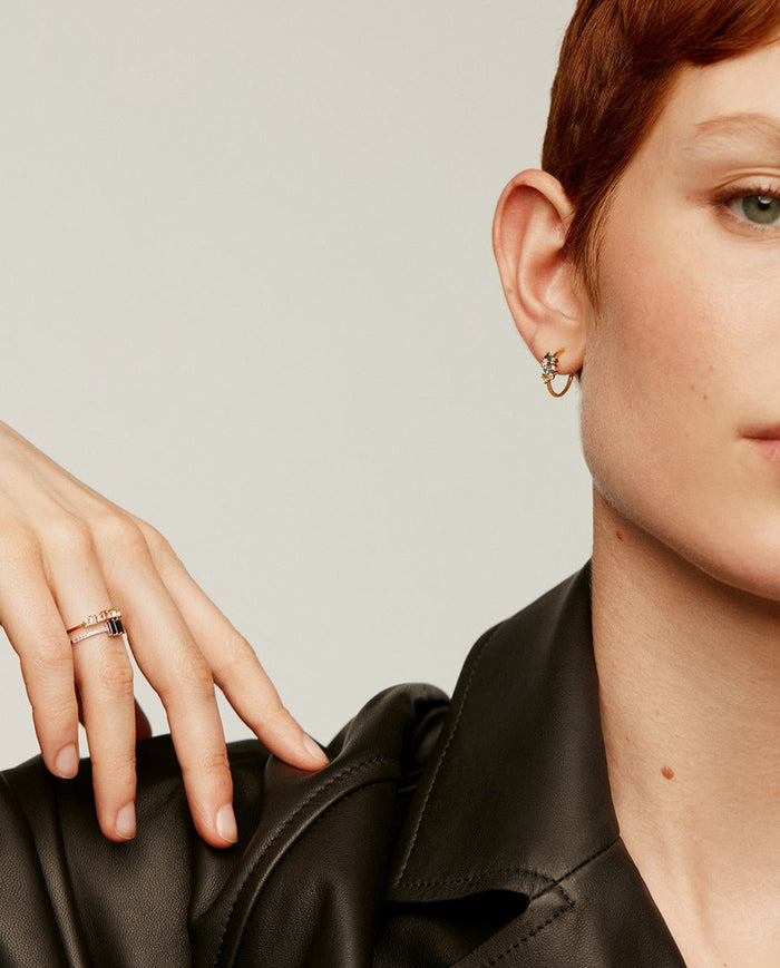 Pendientes de aro pequeños de plata 925 bañada en oro amarillo de 18K con topacios azules y blancos