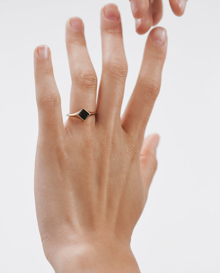 Anillo de sello de oro amarillo de 9K con obsidiana negra