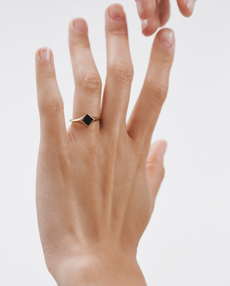 Anillo de sello de oro amarillo de 9K con obsidiana negra