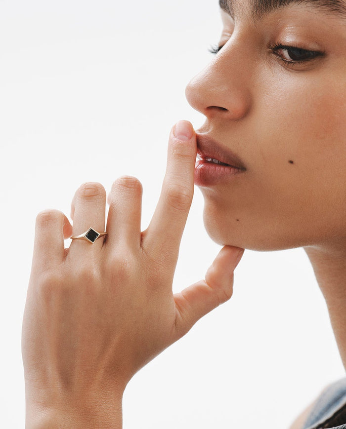 Anillo de sello de oro amarillo de 9K con obsidiana negra