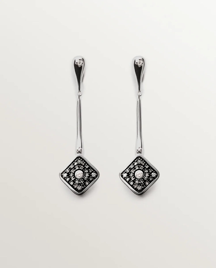 Pendientes largos de oro blanco de 9K con forma de rombo y diamantes