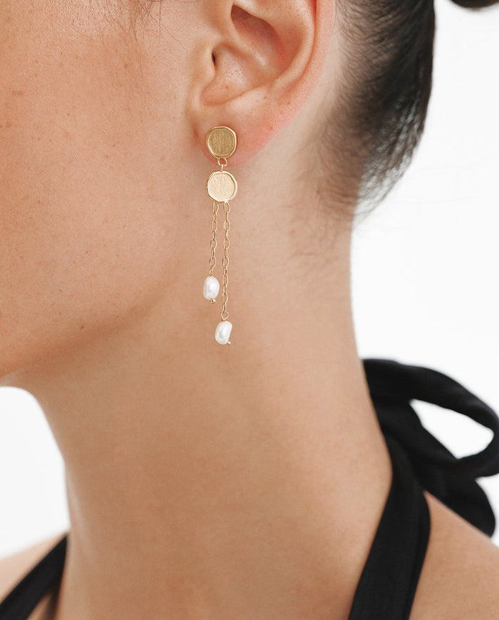 Pendientes largos de plata 925 bañada en oro de 18K con perlas colgantes