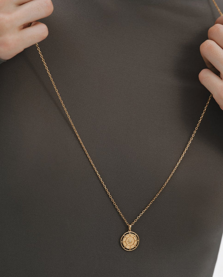 Charm de plata 925 bañada en oro amarillo de 18K con amatista morada y topacio blanco sobre rosa de los vientos