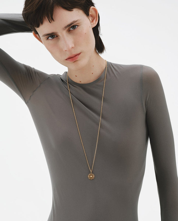 Charm de plata 925 bañada en oro amarillo de 18K con amatista morada y topacio blanco sobre rosa de los vientos