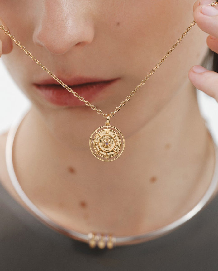 Charm de plata 925 bañada en oro amarillo de 18K con amatista morada y topacio blanco sobre rosa de los vientos