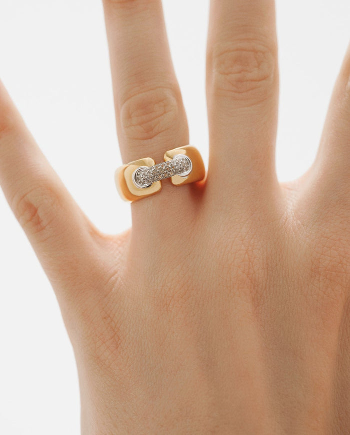 Anillo de plata 925 bañada en rodio y oro amarillo de 18K con pavé de topacios blancos