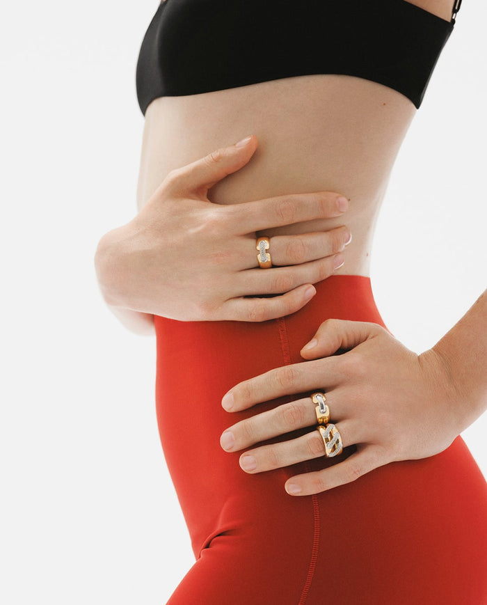 Anillo de plata 925 bañada en rodio y oro amarillo de 18K con pavé de topacios blancos