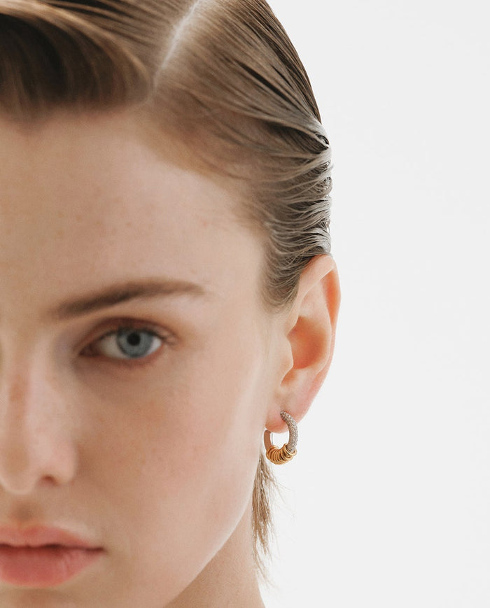 Pendientes de aro de plata 925 bañada en rodio y oro amarillo de 18K con pavé de topacios blancos