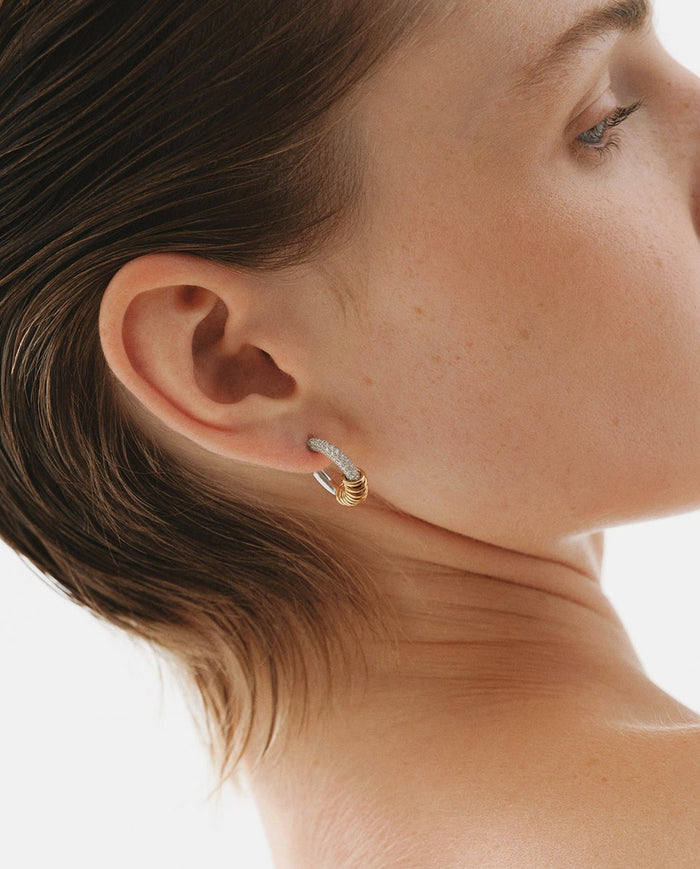 Pendientes de aro de plata 925 bañada en rodio y oro amarillo de 18K con pavé de topacios blancos