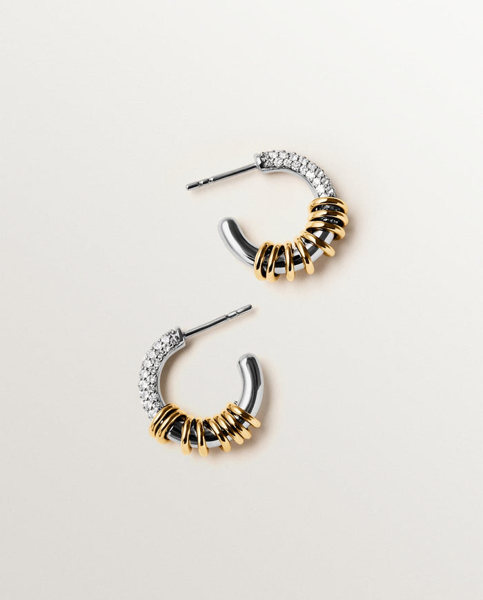 Pendientes de aro de plata 925 bañada en rodio y oro amarillo de 18K con pavé de topacios blancos