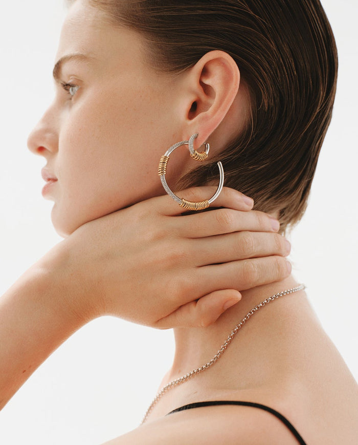 Pendientes de aro de plata 925 bañada en rodio y oro amarillo de 18K con pavé de topacios blancos