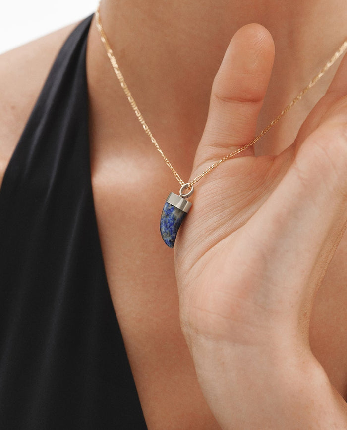 Charm de plata 925 con lapislázuli en forma de colmillo