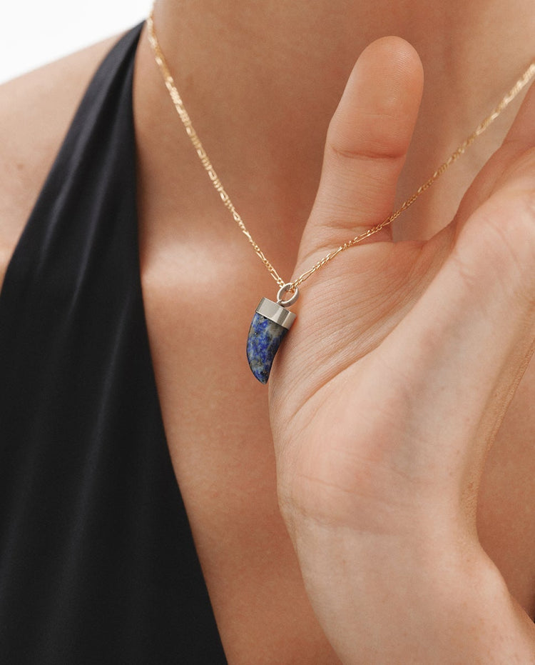 Charm de plata 925 con lapislázuli en forma de colmillo