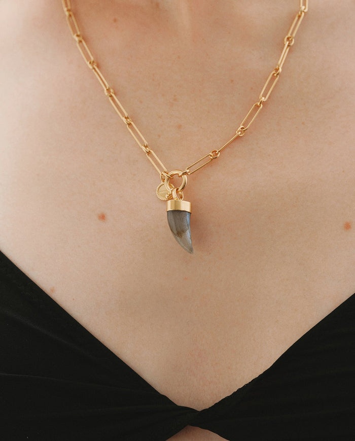 Charm de plata 925 bañada en oro de 18K con labradorita en forma de colmillo