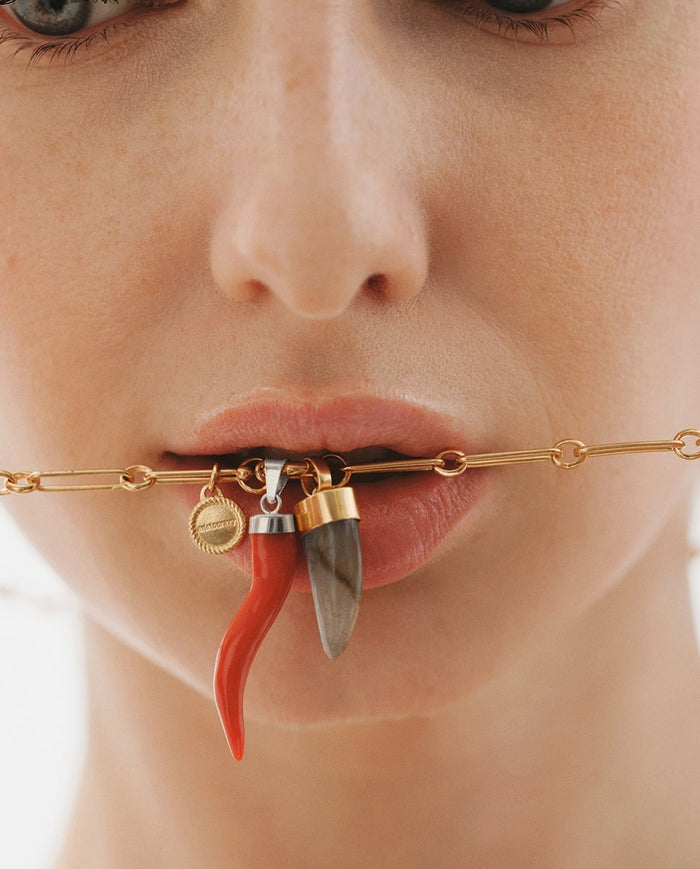 Charm de plata 925 bañada en oro de 18K con labradorita en forma de colmillo