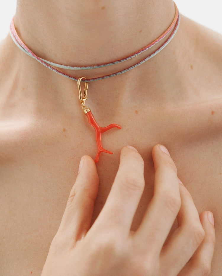 Charm con coral natural