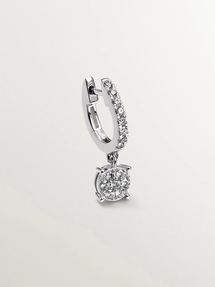 Pendiente individual de oro blanco de 18K con pavé de diamantes y diamante colgante