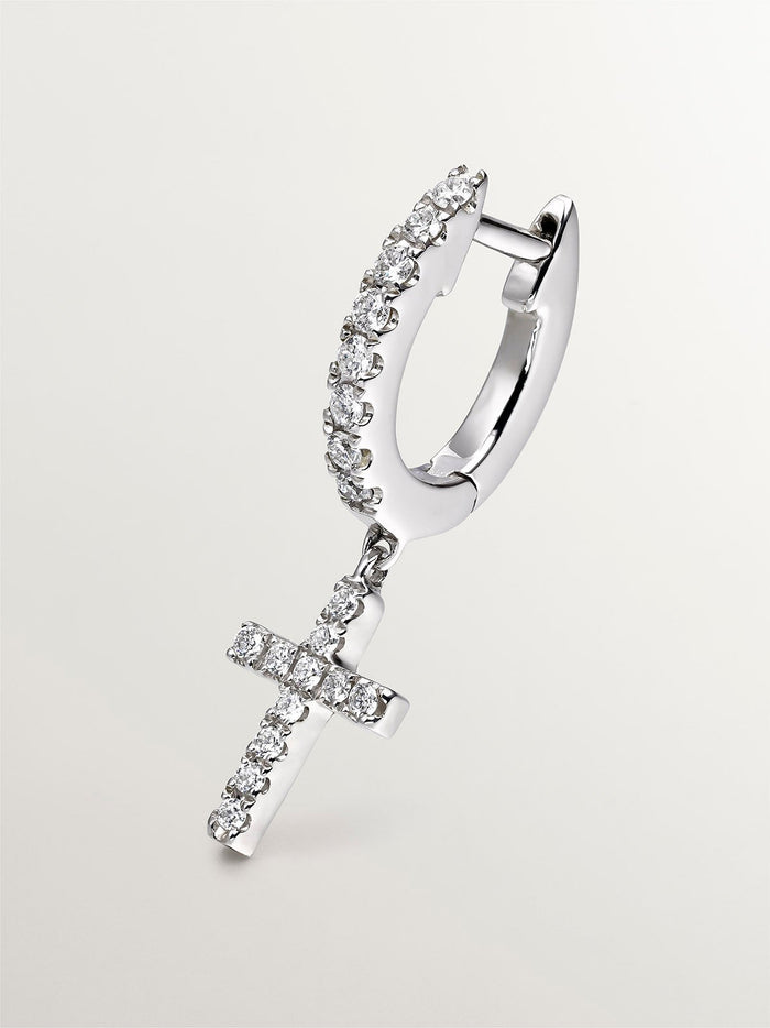 Pendiente individual de oro blanco de 18K con diamantes y cruz