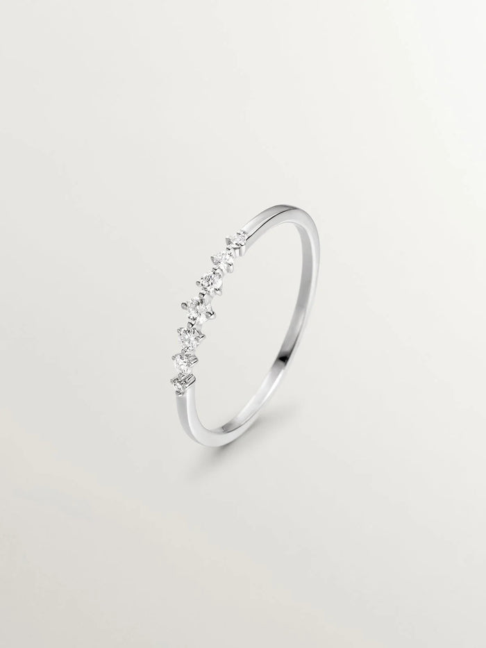Anillo de oro blanco de 18K con diamantes en talla brillante