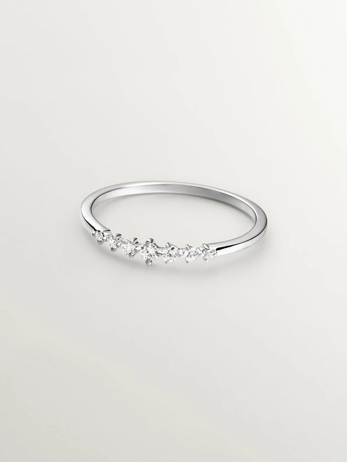 Anillo de oro blanco de 18K con diamantes en talla brillante
