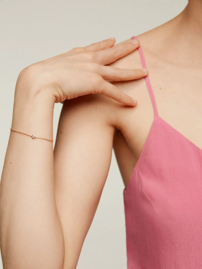 Pulsera solitario de plata 925 bañada en oro amarillo de 18K con topacio blanco