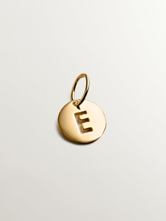 Charm medalla inicial E plata recubierta oro  