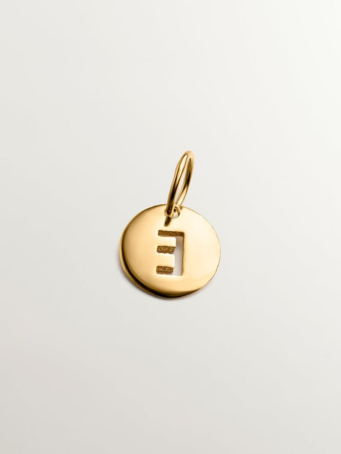 Charm medalla inicial E plata recubierta oro  