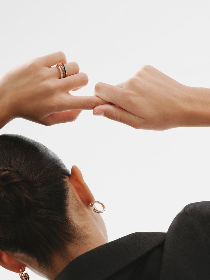 Anillo multibrazo de plata 925 bañada en oro rosa de 18K con topacios blancos y espinelas negras