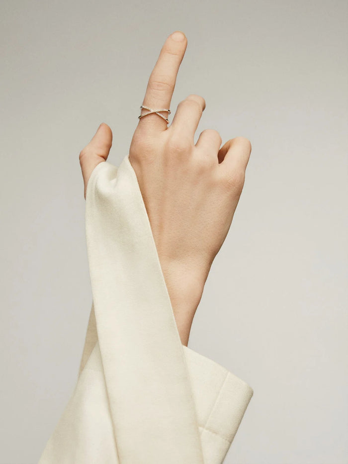 Anillo cruzado de oro blanco de 18K con diamantes en talla brillante