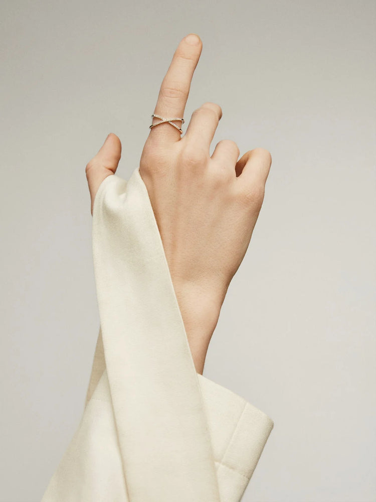 Anillo cruzado de oro blanco de 18K con diamantes en talla brillante