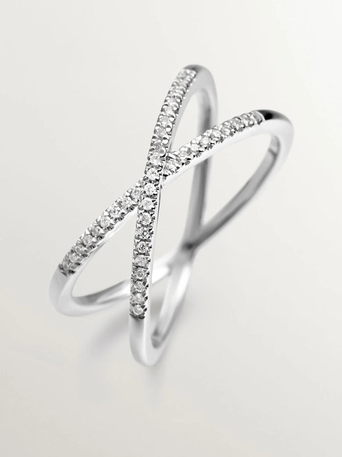 Anillo cruzado de oro blanco de 18K con diamantes en talla brillante